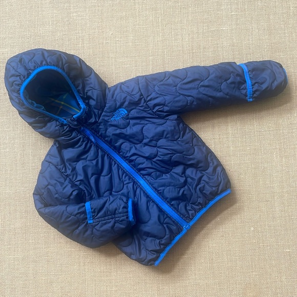 LIKE NEW EUC The North Face reversible insulated jacket, plaid to navy - Picture 2 of 13